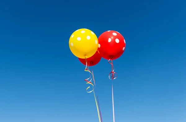 Flygande ballonger med polka dot — Stockfoto