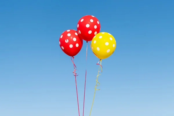 Balões voadores com bolinhas — Fotografia de Stock