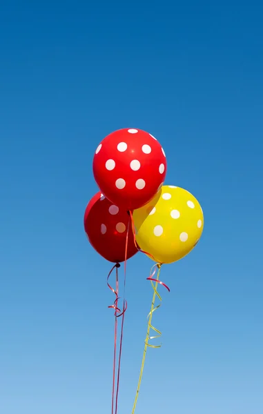 Летящие воздушные шары с точкой польки — стоковое фото