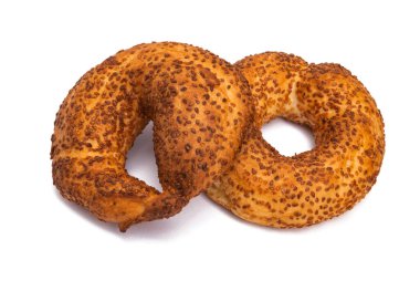 Beyaz zemin üzerinde susam tohumlu Türk simidi