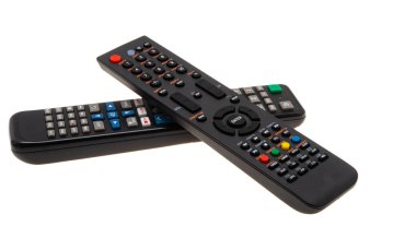 Beyaz arkaplanda izole edilmiş televizyon kumandaları