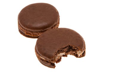 Beyaz arka planda izole edilmiş çikolata kaplı kurabiyeler.