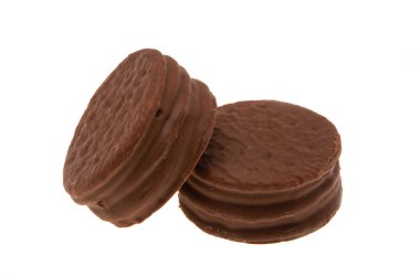 Beyaz arka planda izole edilmiş çikolata kaplı kurabiyeler.