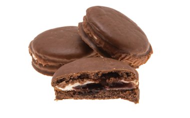 Beyaz arka planda izole edilmiş çikolata kaplı kurabiyeler.