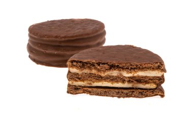 Beyaz arka planda izole edilmiş çikolata kaplı kurabiyeler.