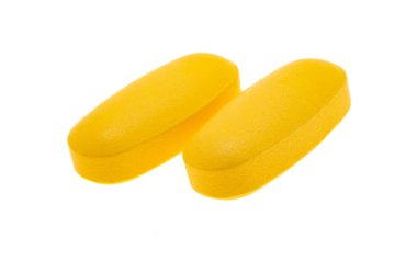 Beyaz arka planda izole edilmiş haplar.