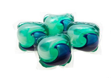 çamaşır kapsülleri beyaz arkaplanda izole