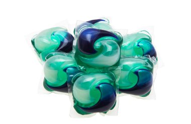 çamaşır kapsülleri beyaz arkaplanda izole