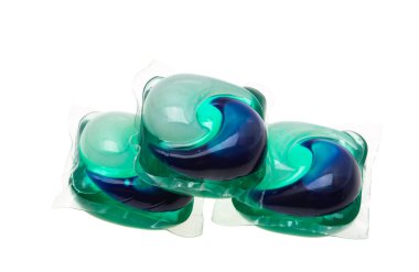 çamaşır kapsülleri beyaz arkaplanda izole