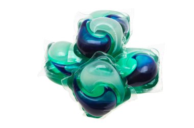 çamaşır kapsülleri beyaz arkaplanda izole