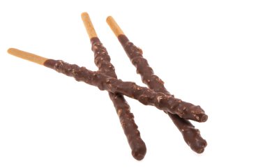 Beyaz arka planda izole edilmiş çikolatada bisküvi çubukları