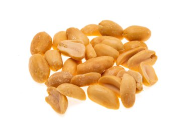 Beyaz arka planda izole edilmiş kavrulmuş fıstık.