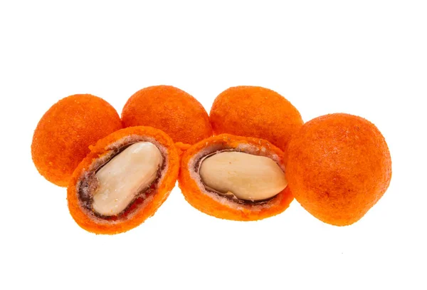 白の背景に隔離されたオレンジの殻でローストピーナッツ — ストック写真