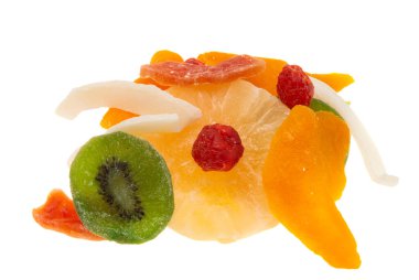 kuru meyve karışımı beyaz arkaplanda izole edildi