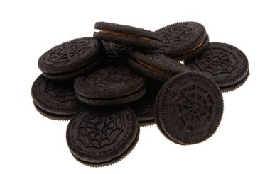 Beyaz arka planda izole edilmiş çikolatalı çift kurabiye.