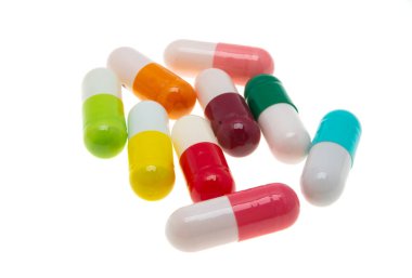 tıbbi kapsüller beyaz arkaplanda izole