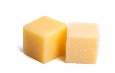 Beyaz arkaplanda izole edilmiş peynir küpleri