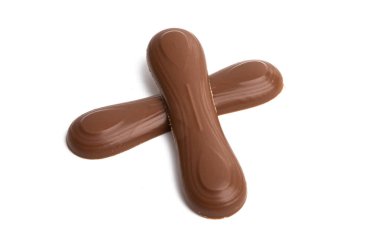 Beyaz arkaplanda izole edilmiş çikolata çubukları