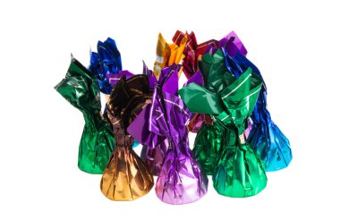 Beyaz arka planda izole edilmiş çikolata ambalajlı şekerler