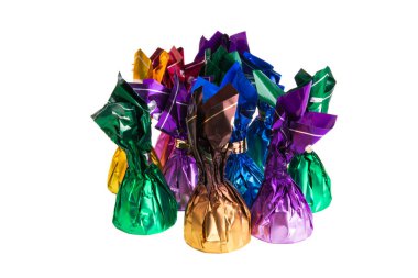 Beyaz arka planda izole edilmiş çikolata ambalajlı şekerler