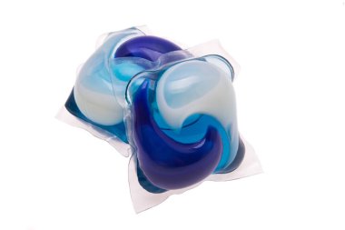 çamaşır kapsülleri beyaz arkaplanda izole