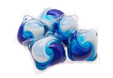 çamaşır kapsülleri beyaz arkaplanda izole