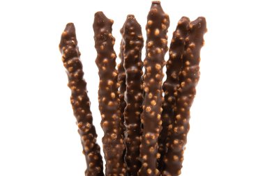 Beyaz arka planda izole edilmiş çikolata jöleli çubuklar.