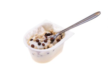 Beyaz arka planda izole edilmiş plastik bardakta yoğurt.