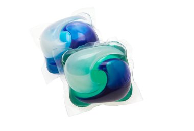 çamaşır kapsülleri beyaz arkaplanda izole