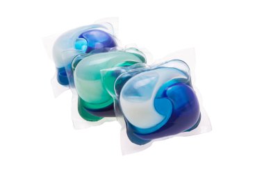 çamaşır kapsülleri beyaz arkaplanda izole