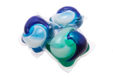 çamaşır kapsülleri beyaz arkaplanda izole