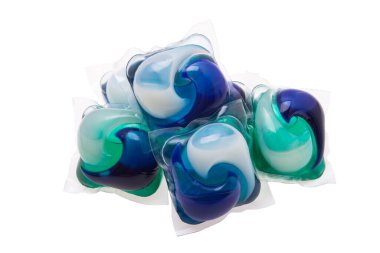 çamaşır kapsülleri beyaz arkaplanda izole