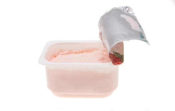 Yoghurt Een Plastic Beker Geïsoleerd Witte Achtergrond — Stockfoto