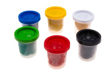 beyaz arkaplanda izole edilmiş renkli plastikler