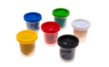 beyaz arkaplanda izole edilmiş renkli plastikler