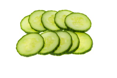 Dilimlenmiş salatalık beyaz arkaplanda izole edilmiş.