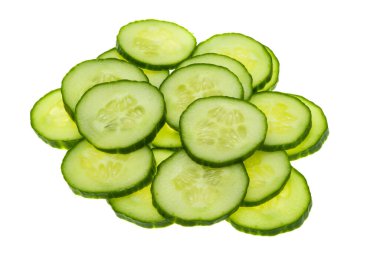 Dilimlenmiş salatalık beyaz arkaplanda izole edilmiş.