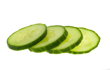 Dilimlenmiş salatalık beyaz arkaplanda izole edilmiş.