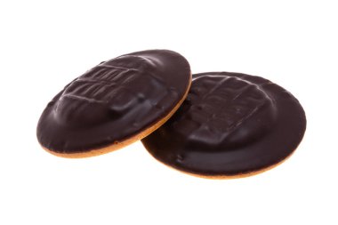 Beyaz arka planda turuncu reçelli çikolatalı bisküvi.