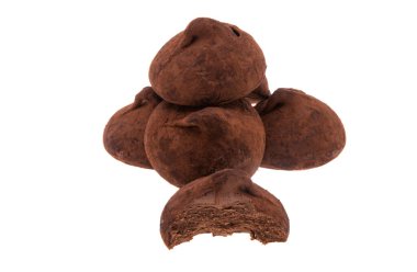 Beyaz arka planda izole çikolatalı trüf.