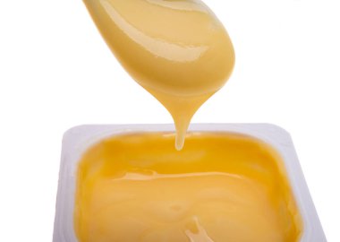 Beyaz arka planda izole edilmiş plastik bardaktaki tatlı