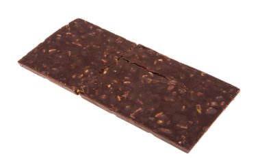 Beyaz arka planda fındıklı çikolata