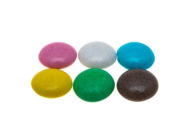 Beyaz arka planda izole edilmiş çikolata renkli Dragee