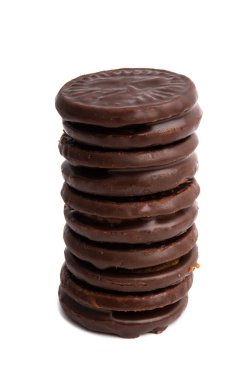 Beyaz arka planda izole edilmiş çikolatalı çift kurabiye.