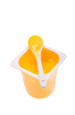 Beyaz arka planda izole edilmiş plastik bardaktaki tatlı