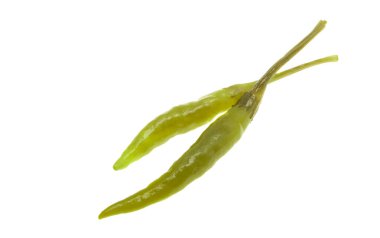 Beyaz arka planda izole edilmiş küçük yeşil biber turşusu