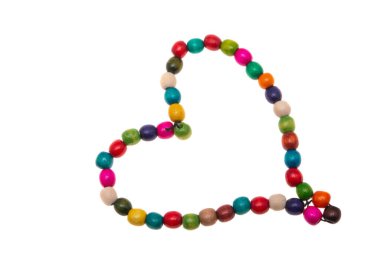 Tahta renkli boncuklar beyaz arkaplanda izole edilmiş.