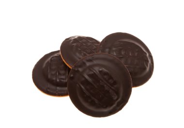 Beyaz arka planda turuncu reçelli çikolatalı bisküvi.