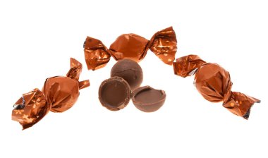 Beyaz arka planda izole çikolatalı trüf.