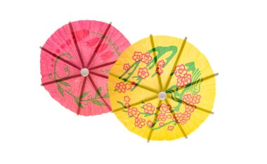 Beyaz arka planda izole edilmiş kokteyl şemsiyeleri